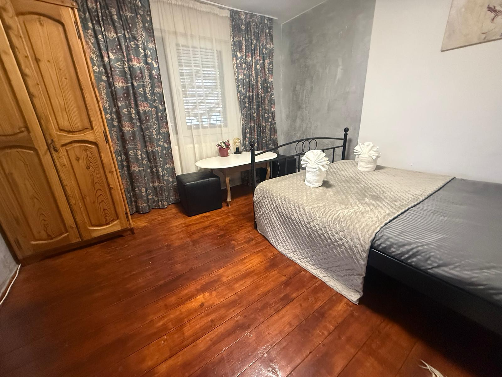 Dormitor cu pat matrimonial și dulap din lemn